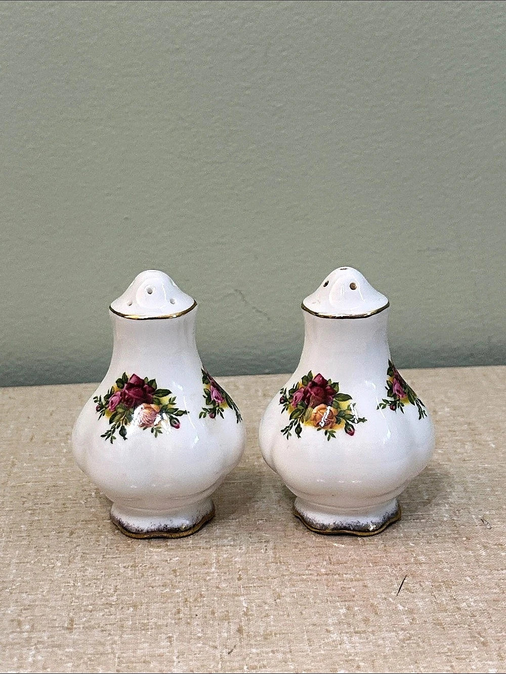 VTG Royal Albert Old Country Roses Salt & Pepper Shakers Set